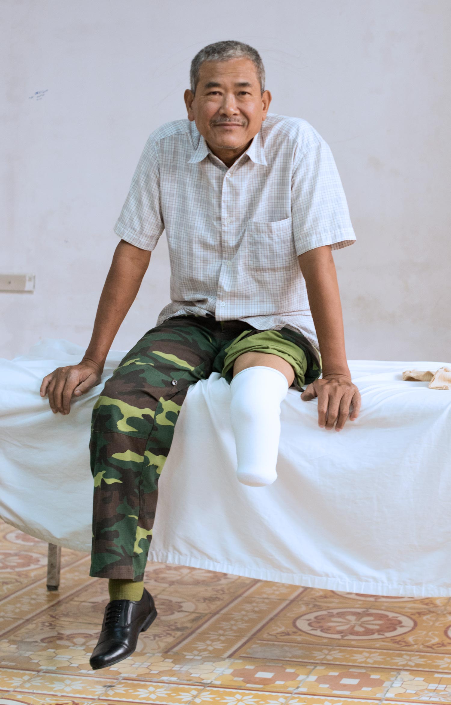 image of a man sitting missing his left leg