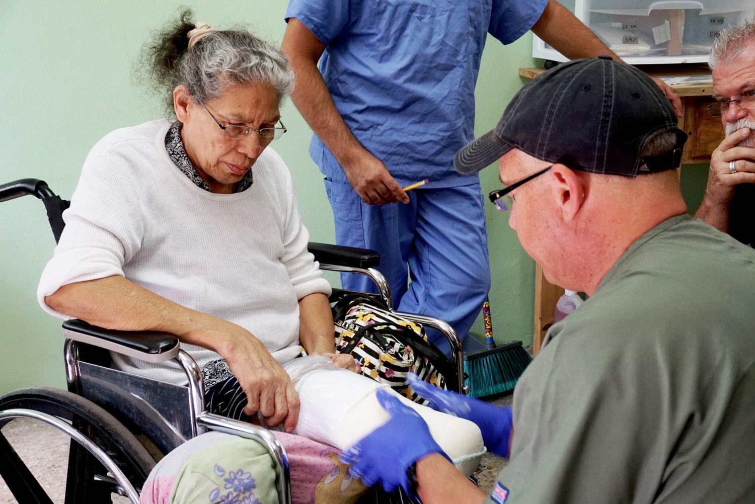 image of doctors fitting a woman with a prosthetic leg